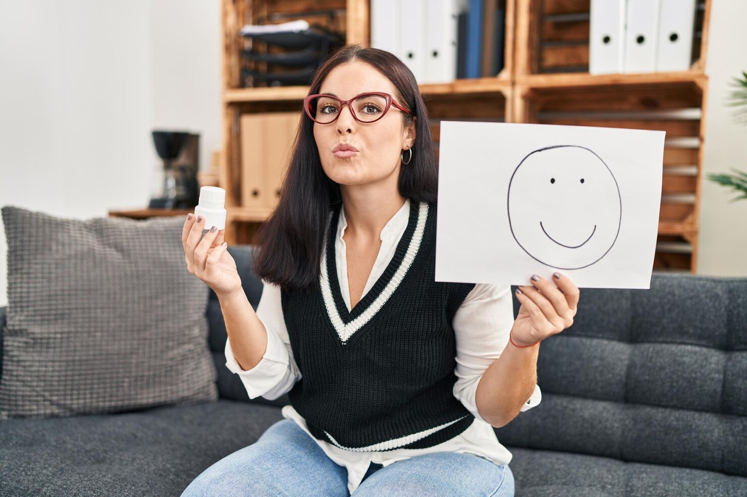joven hispana trabajando depresion sosteniendo emocion feliz papel pastillas mirando camara lanzando beso siendo expresion amor encantadora sexy 839833 35271